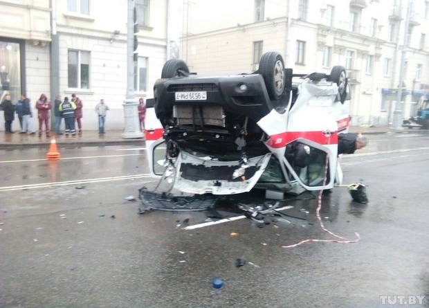 Скорая помощь попала в аварию